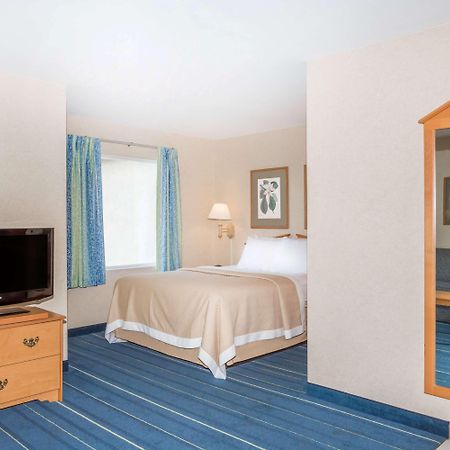 Days Inn & Suites By Wyndham Bridgeport - Clarksburg Exterior foto