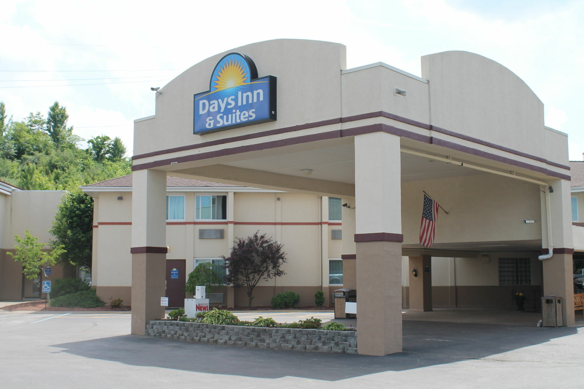 Days Inn & Suites By Wyndham Bridgeport - Clarksburg Exterior foto